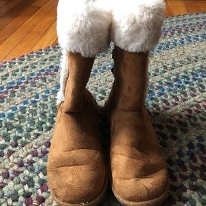 Girls faux fur boots.